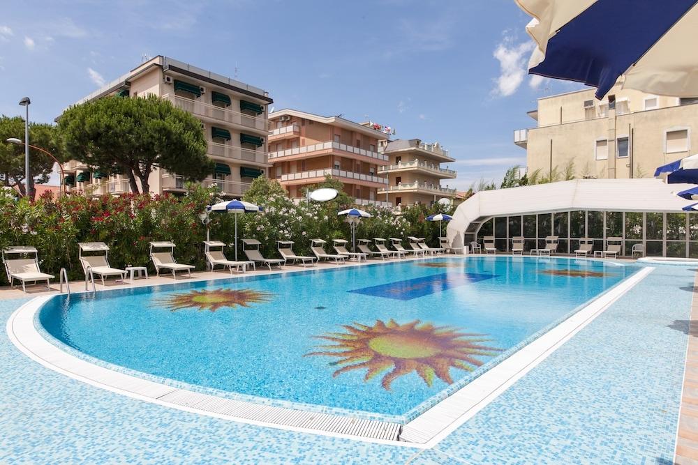 Universal Hotel Cervia Exteriör bild