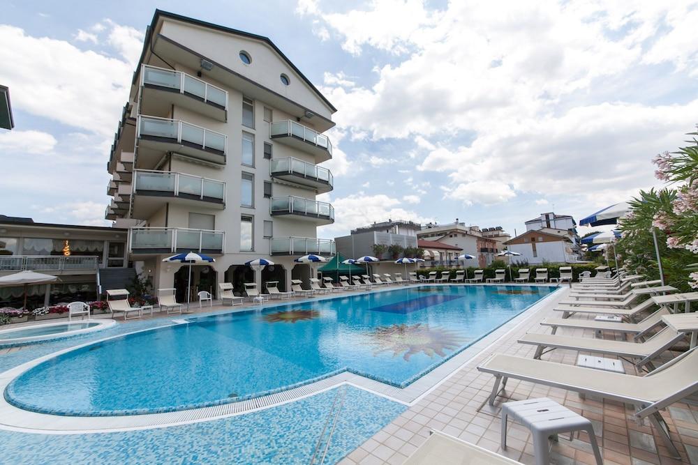 Universal Hotel Cervia Exteriör bild