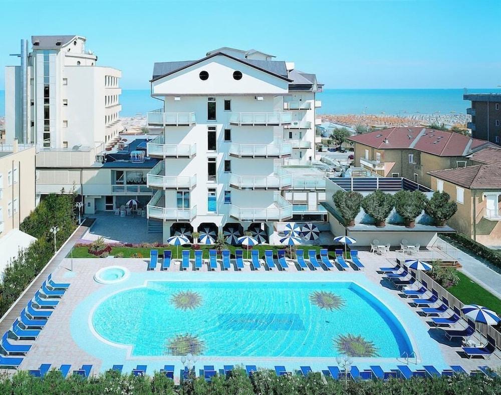 Universal Hotel Cervia Exteriör bild